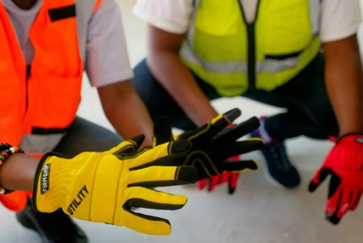 Casco, guantes y calzado de seguridad para trabajo industrial