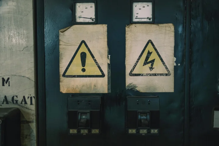 Carteles y señalética de seguridad para plantas industriales